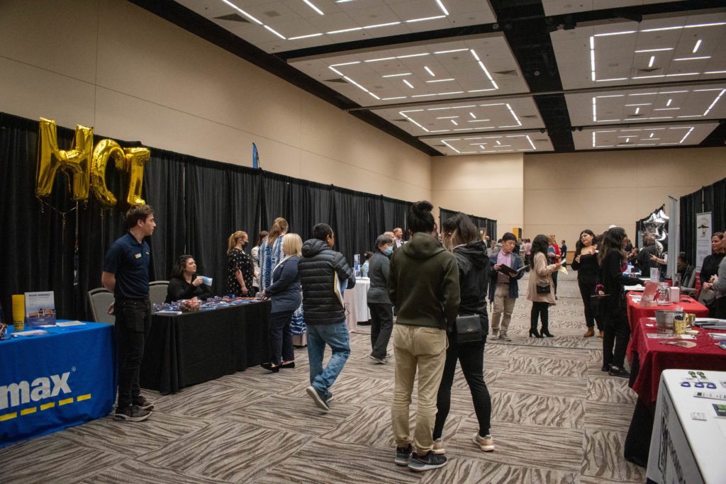 Scene in Lynnwood Job fair draws a crowd Lynnwood Today