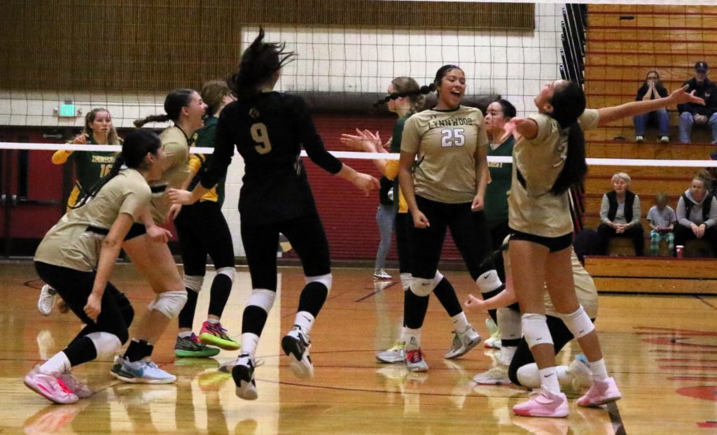 Undefeated Lynnwood volleyball team advances to 3A state tournament