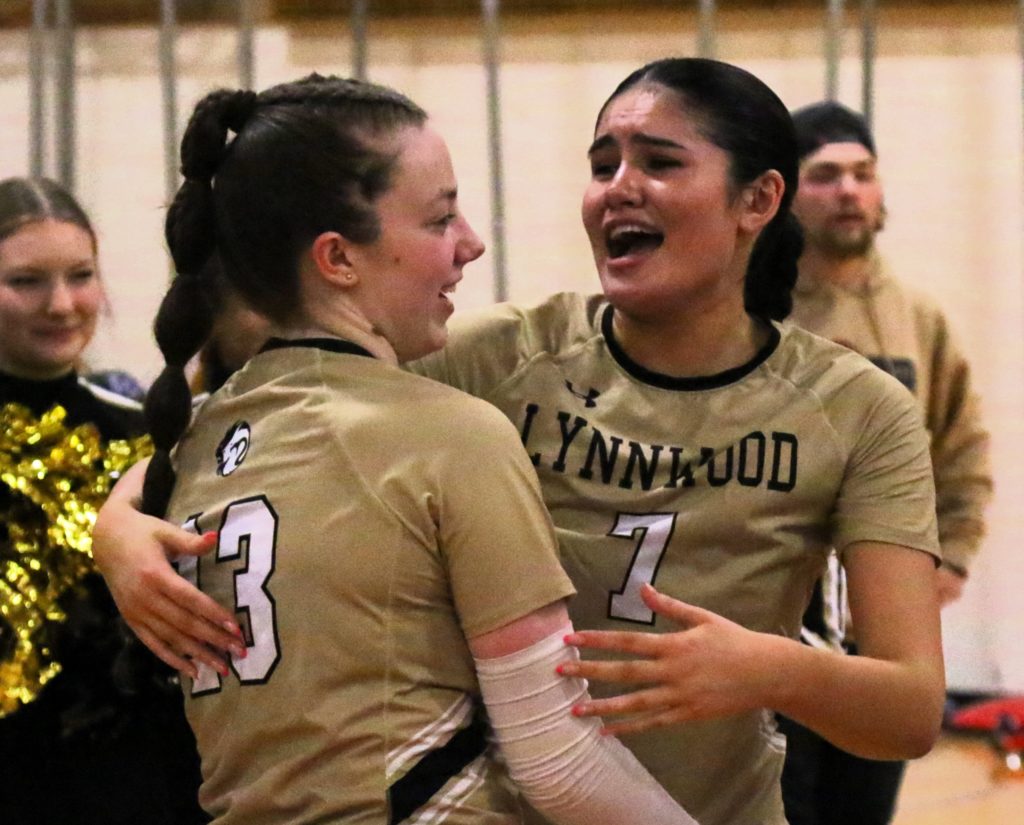 Undefeated Lynnwood volleyball team advances to 3A state tournament