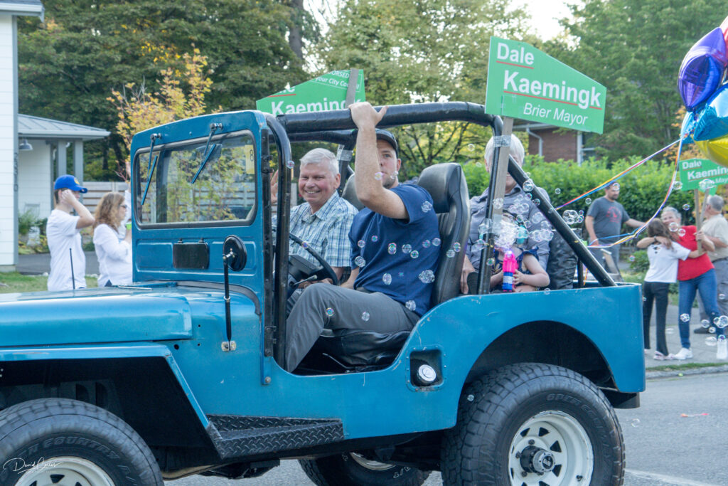 Brier Mayor, Dale Kaemingk. Brier SeaScare Porch Light Parade, 81424