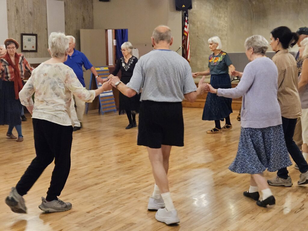 Le Sno-King International Folk Dance Club organise la Fall Frolic Party le 5 novembre