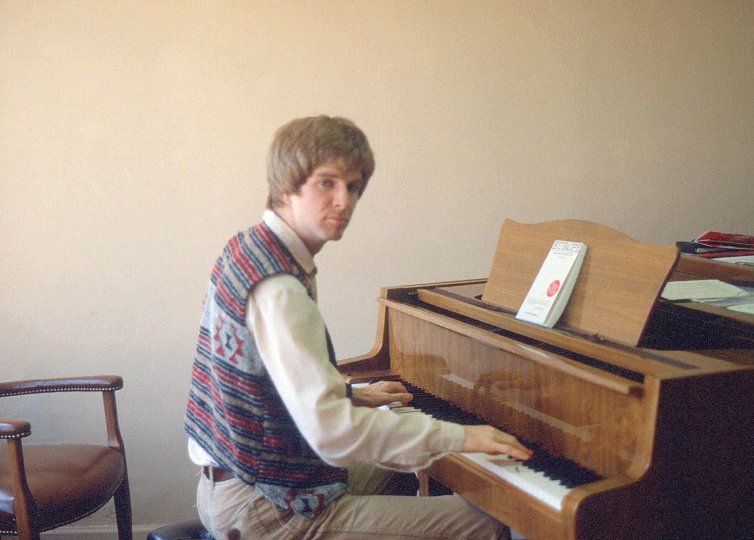 Art Beat closeup: Rick Steves on stage with Walt Wagner for Edmonds Waterfront Center benefit April 16