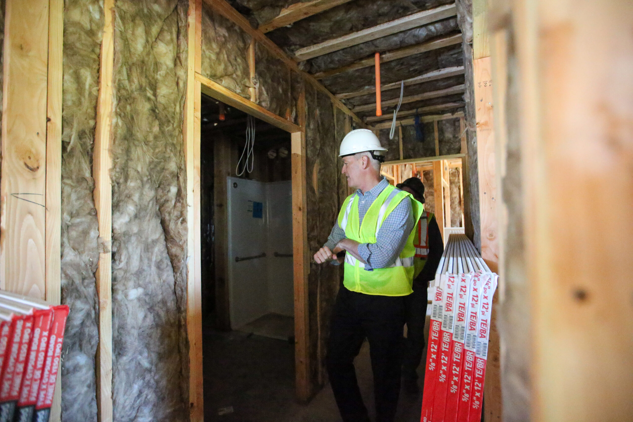 U.S. Rep. Rick Larsen tours nonprofit’s housing community for Edmonds SD families