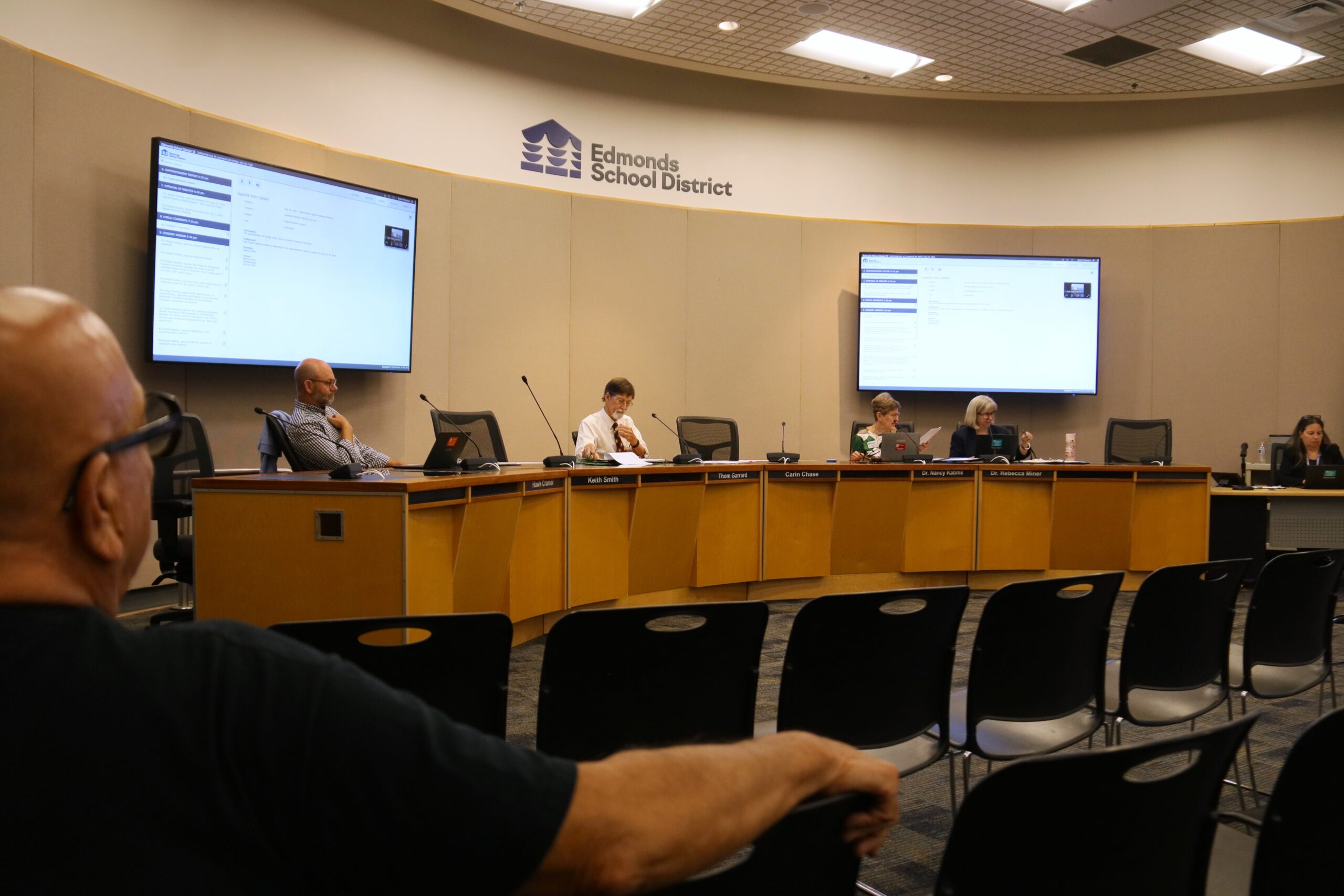 Public asks Edmonds School District superintendent to step down for mishandling alleged sex offender case