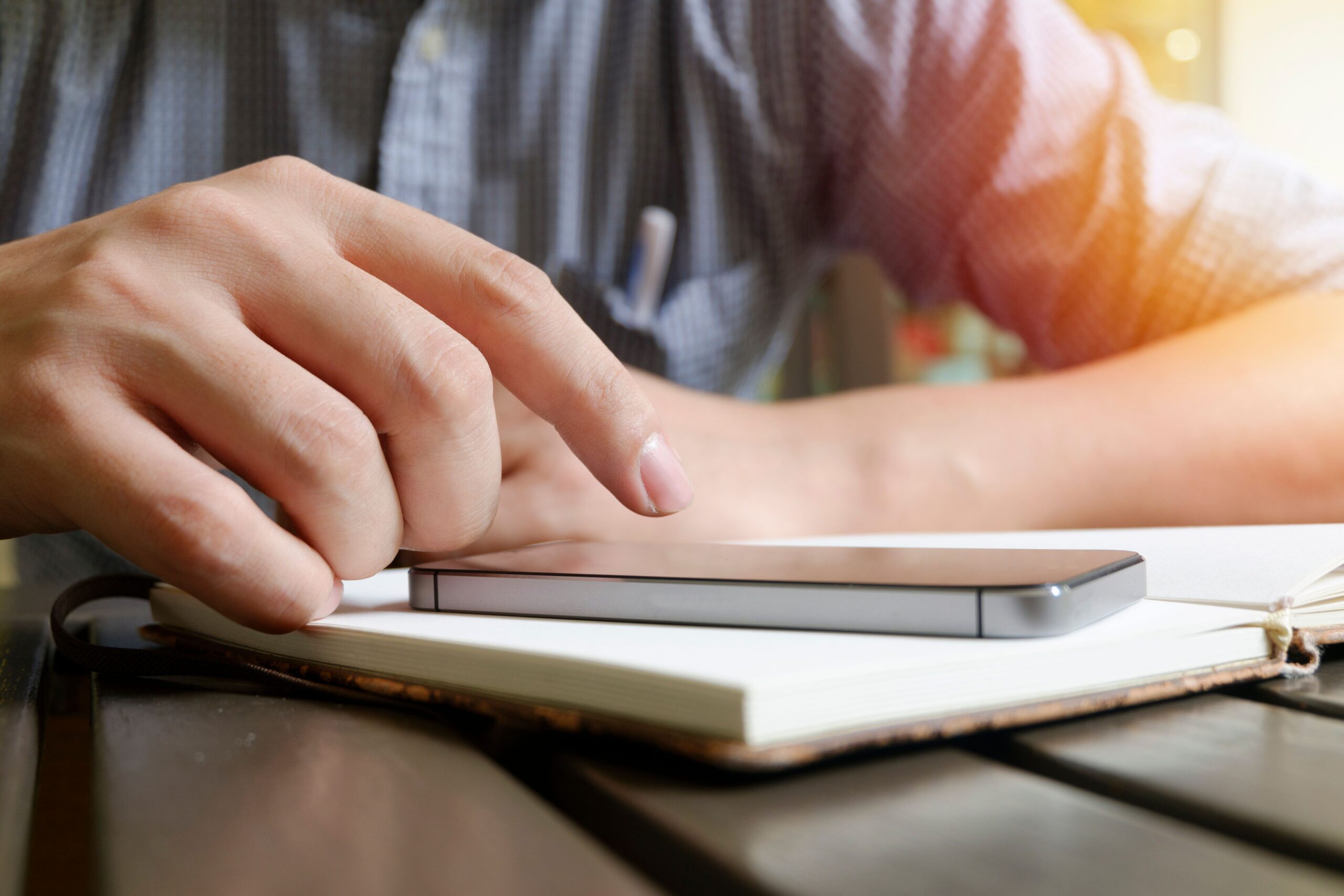 WA governor lays groundwork for cellphone ban in public schools - My ...